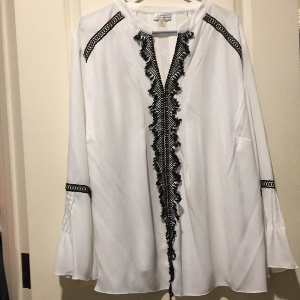 Like New! TAHARI Arthur S. Levine pullover blouse lace detail trumpet sleeve 3X